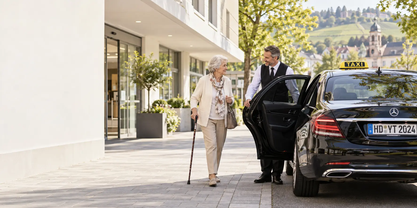 Ältere Fahrgästin wird bei einer geplanten Krankenfahrt am Taxi begleitet – Symbolbild